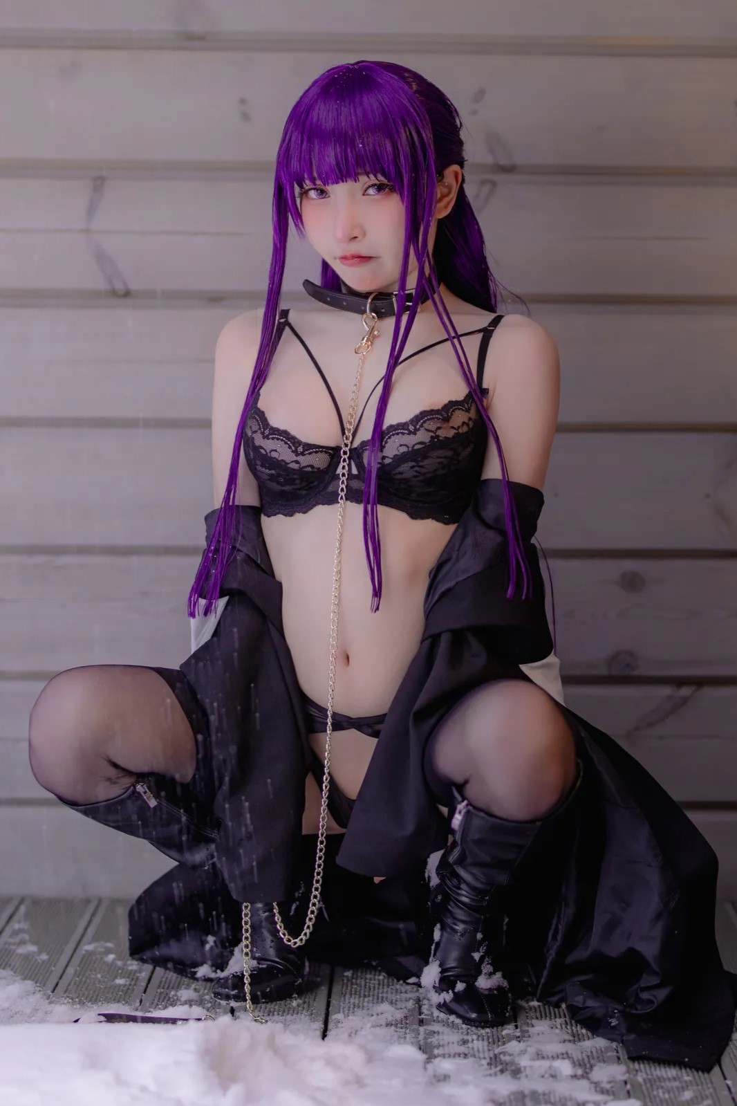 Erotic photo example of how even light across the scene can make bust line invisible